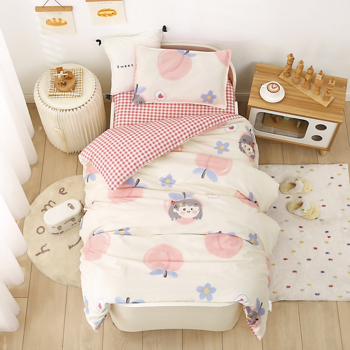 91家纺网 家纺一手货源 找家纺 鱼宝 2025新款全棉幼儿园套件 三件套—童真系列 蜜桃女孩