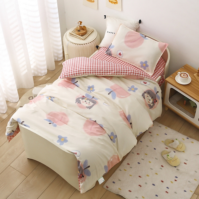 91家纺网 家纺一手货源 找家纺 鱼宝 2025新款全棉幼儿园套件 三件套—童真系列 蜜桃女孩