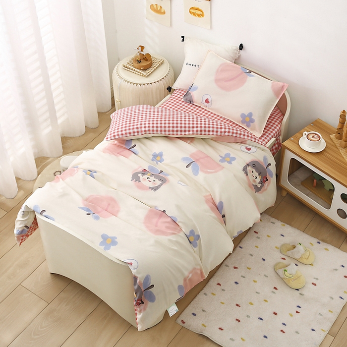 91家纺网 家纺一手货源 找家纺 鱼宝 2025新款全棉幼儿园套件 三件套—童真系列 蜜桃女孩