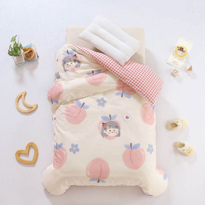 91家纺网 家纺一手货源 找家纺 鱼宝 2025新款全棉幼儿园套件 三件套—童真系列 蜜桃女孩