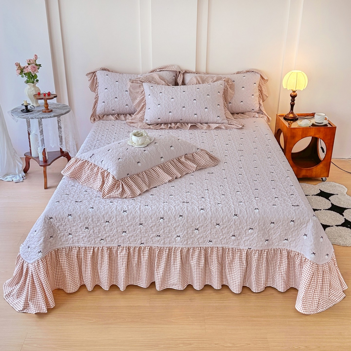 91家纺网 家纺一手货源 找家纺 易辰美 2025新款亲肤舒适印花夹棉公主风床盖三件套 草莓啵啵-粉