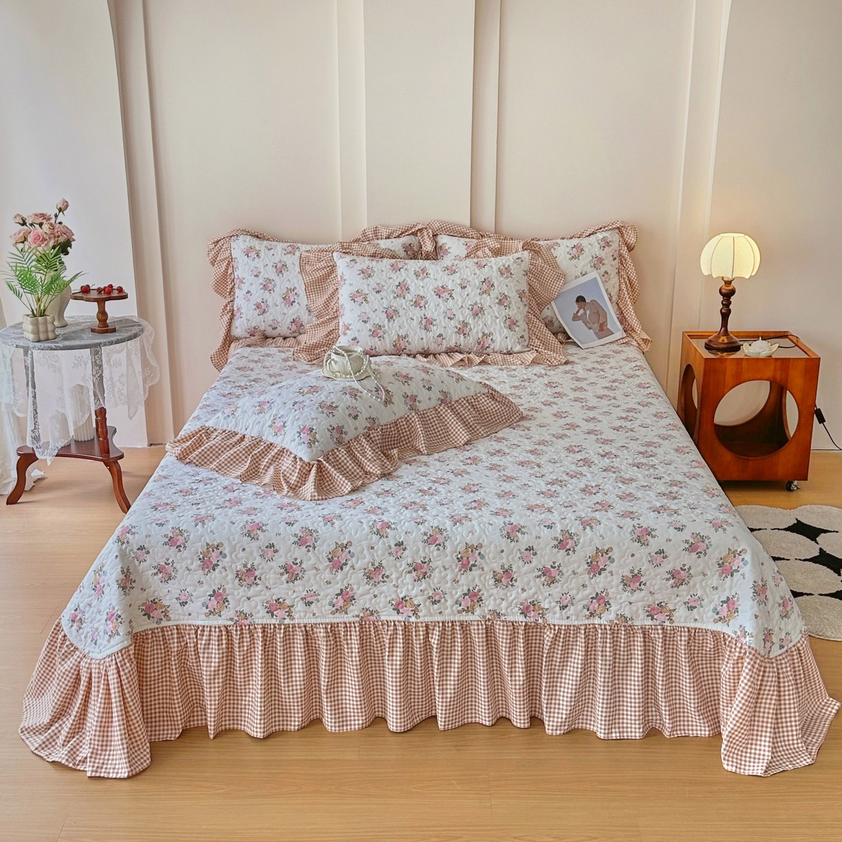 91家纺网 家纺一手货源 找家纺 易辰美 2025新款亲肤舒适印花夹棉公主风床盖三件套 蔻依娜-粉