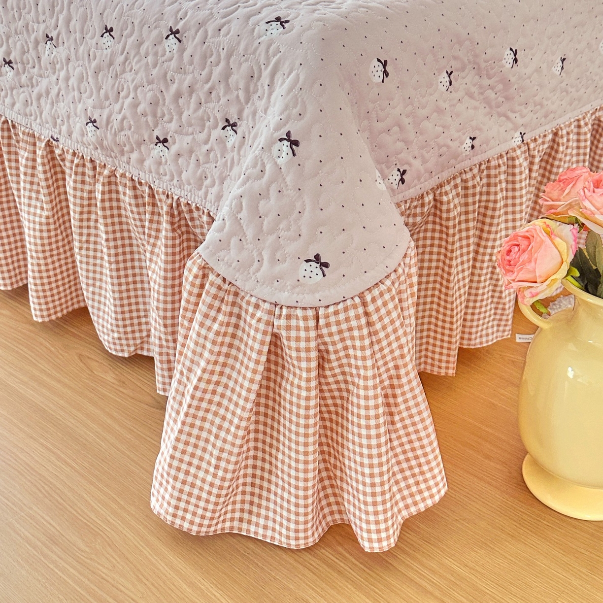 91家纺网 家纺一手货源 找家纺 易辰美 2025新款亲肤舒适印花夹棉公主风床盖三件套 草莓啵啵-粉