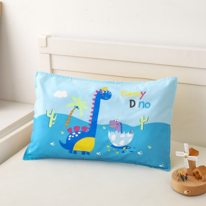 91家纺网 家纺一手货源 找家纺 鱼宝 2025新款全棉幼儿园套件 三件套—童真系列 恐龙一家