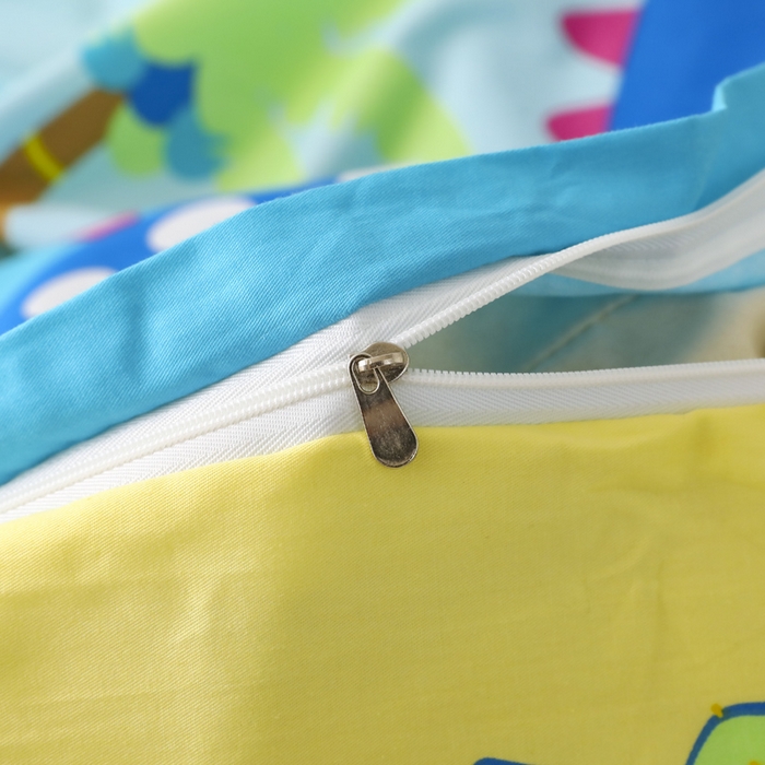 91家纺网 家纺一手货源 找家纺 鱼宝 2025新款全棉幼儿园套件 三件套—童真系列 恐龙一家