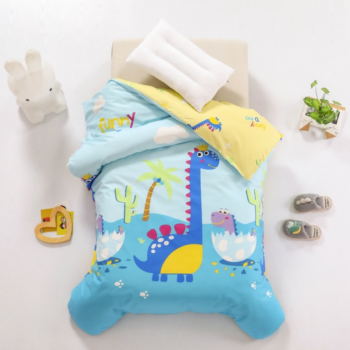 91家纺网 家纺一手货源 找家纺 鱼宝 2025新款全棉幼儿园套件 三件套—童真系列 恐龙一家