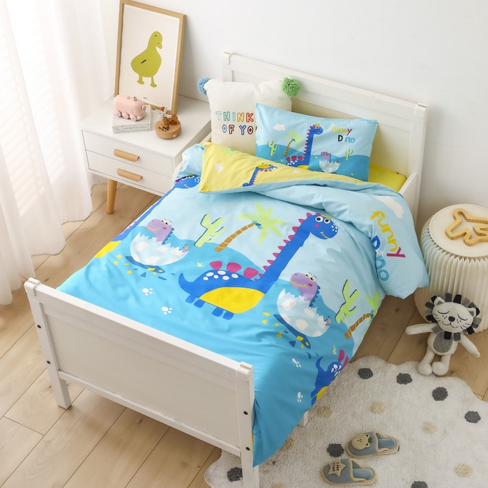 91家纺网 家纺一手货源 找家纺 鱼宝 2025新款全棉幼儿园套件 三件套—童真系列 恐龙一家