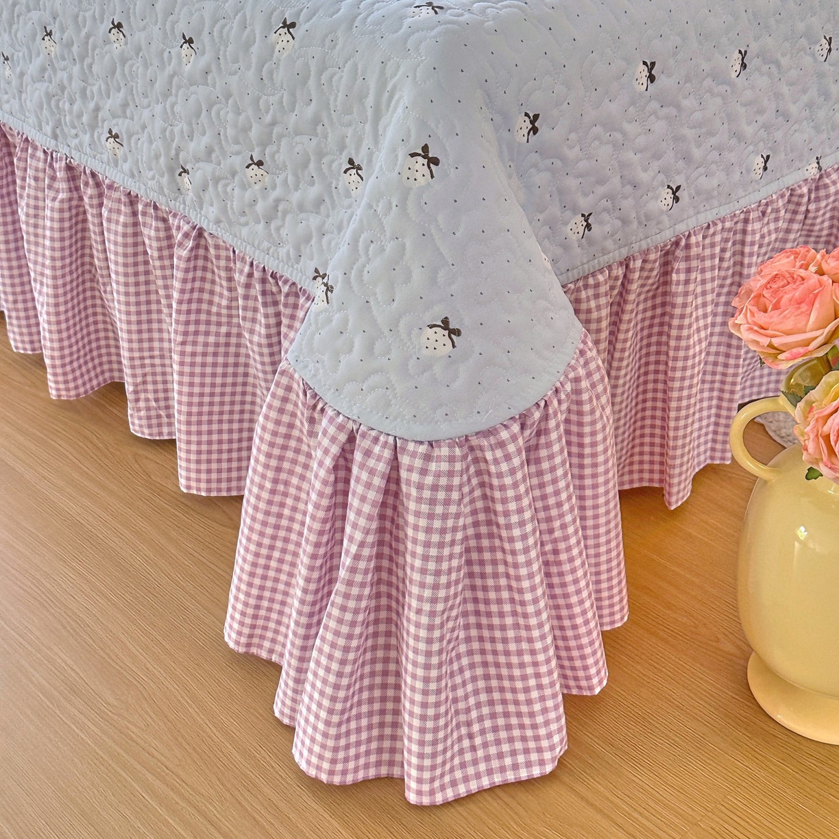 91家纺网 家纺一手货源 找家纺 易辰美 2025新款亲肤舒适印花夹棉公主风床盖三件套 草莓啵啵-兰