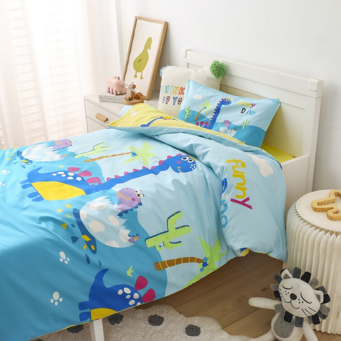 91家纺网 家纺一手货源 找家纺 鱼宝 2025新款全棉幼儿园套件 三件套—童真系列 恐龙一家