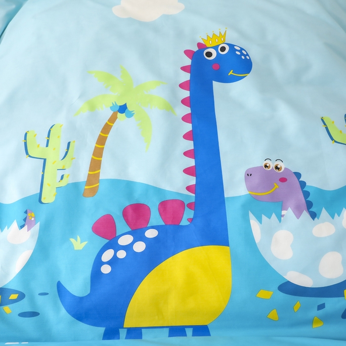 91家纺网 家纺一手货源 找家纺 鱼宝 2025新款全棉幼儿园套件 三件套—童真系列 恐龙一家