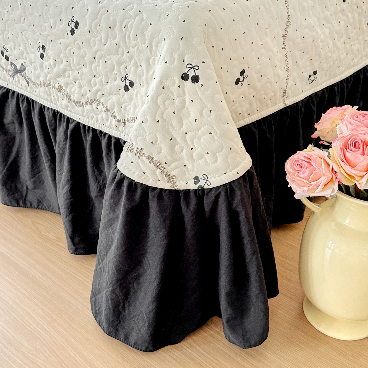 91家纺网 家纺一手货源 找家纺 易辰美 2025新款亲肤舒适印花夹棉公主风床盖三件套 黑樱桃