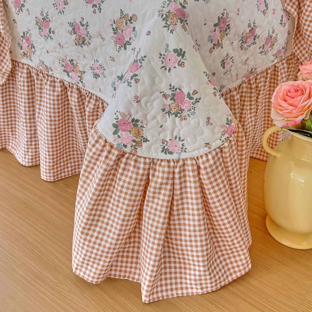 91家纺网 家纺一手货源 找家纺 易辰美 2025新款亲肤舒适印花夹棉公主风床盖三件套 蔻依娜-粉