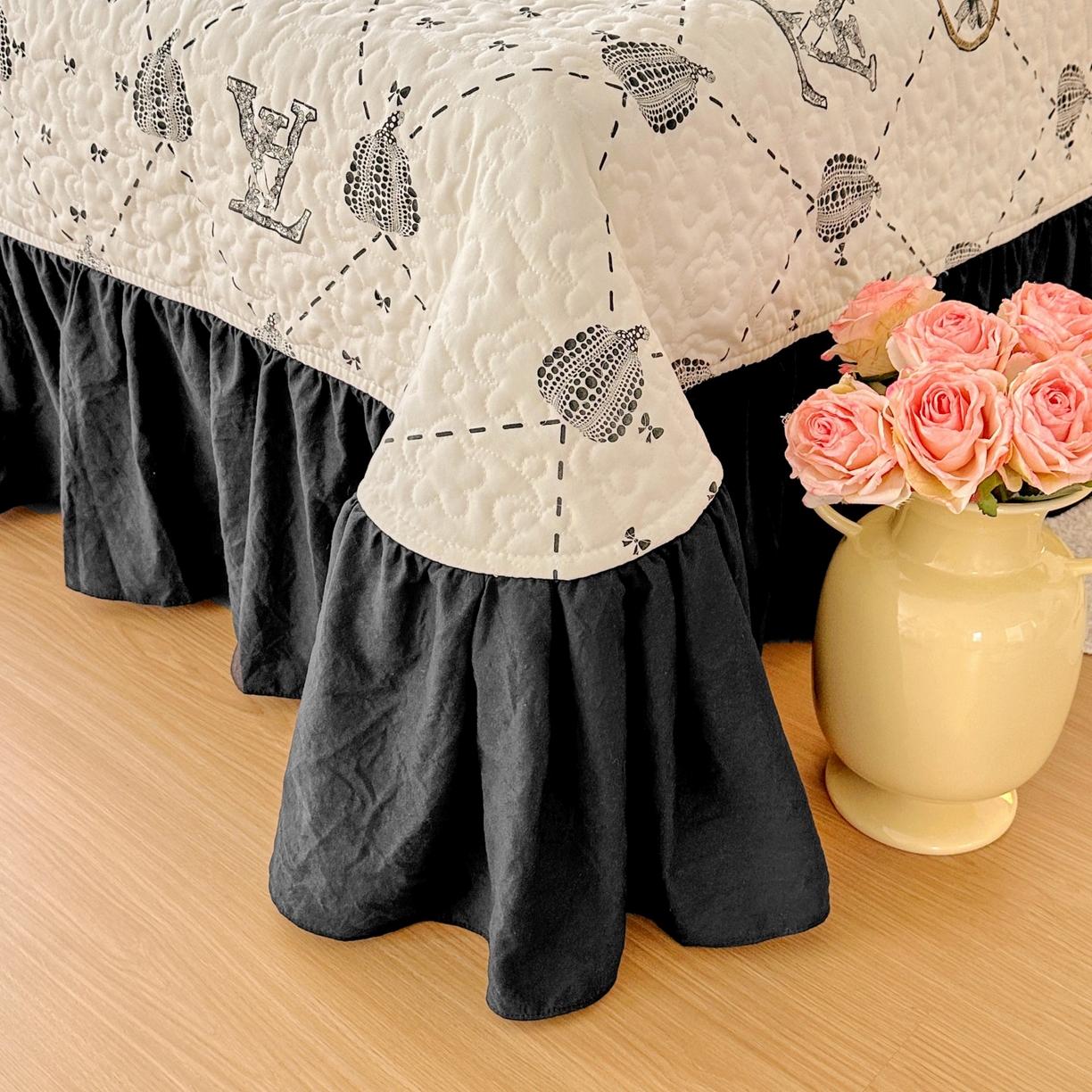 91家纺网 家纺一手货源 找家纺 易辰美 2025新款亲肤舒适印花夹棉公主风床盖三件套 榴夏-灰