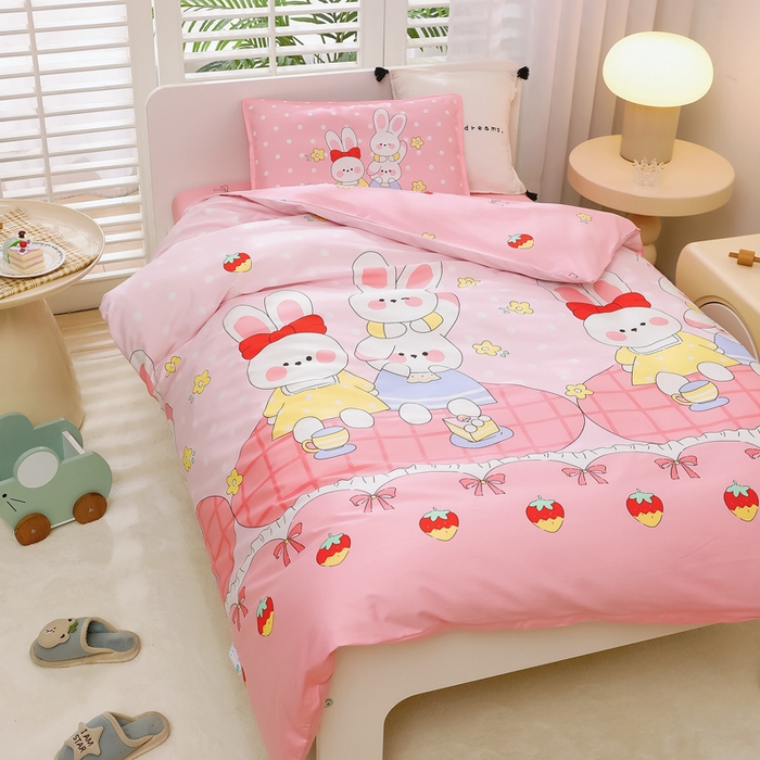 91家纺网 家纺一手货源 找家纺 鱼宝 2025新款全棉幼儿园套件 三件套—童真系列 乖乖兔