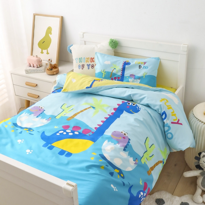 91家纺网 家纺一手货源 找家纺 鱼宝 2025新款全棉幼儿园套件 三件套—童真系列 恐龙运动员