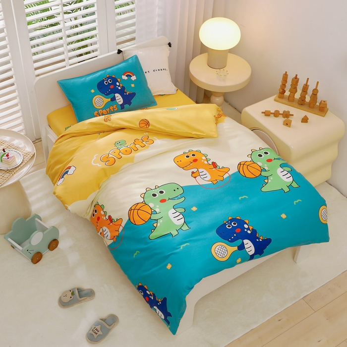 91家纺网 家纺一手货源 找家纺 鱼宝 2025新款全棉幼儿园套件 三件套—童真系列 恐龙运动员