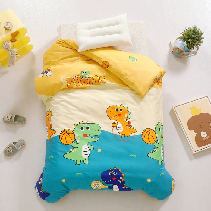 91家纺网 家纺一手货源 找家纺 鱼宝 2025新款全棉幼儿园套件 三件套—童真系列 恐龙运动员