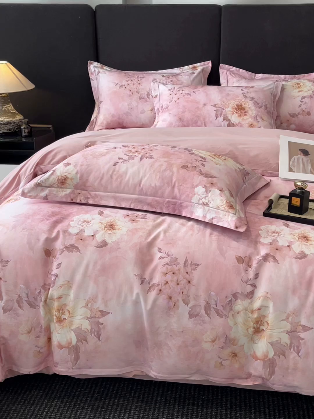 91家纺网 家纺一手货源 找家纺 格里芬 2025全棉加厚磨毛纯棉生态磨毛印花四件套 花涧-粉