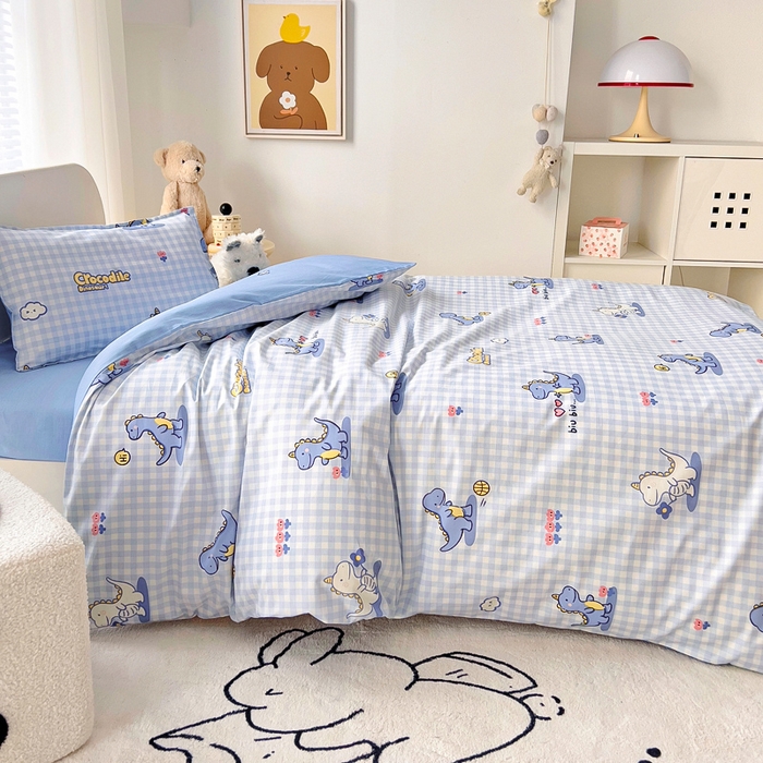 91家纺网 家纺一手货源 找家纺 鱼宝 2025新款全棉幼儿园套件 三件套—童真系列 格子恐龙