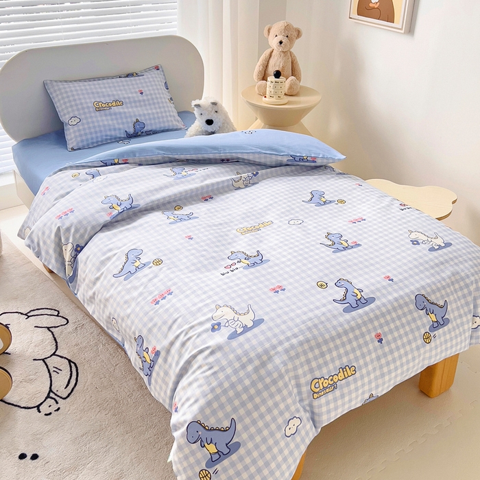 91家纺网 家纺一手货源 找家纺 鱼宝 2025新款全棉幼儿园套件 三件套—童真系列 格子恐龙