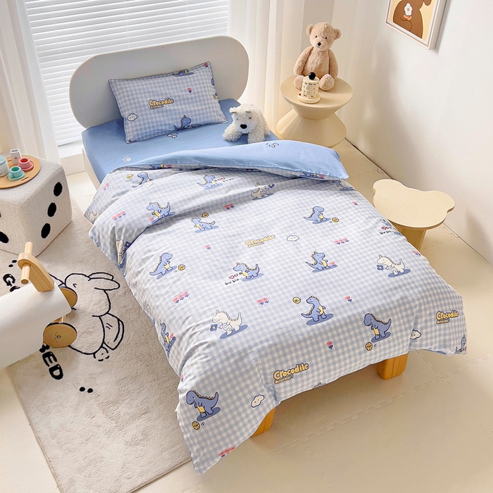 91家纺网 家纺一手货源 找家纺 鱼宝 2025新款全棉幼儿园套件 三件套—童真系列 格子恐龙