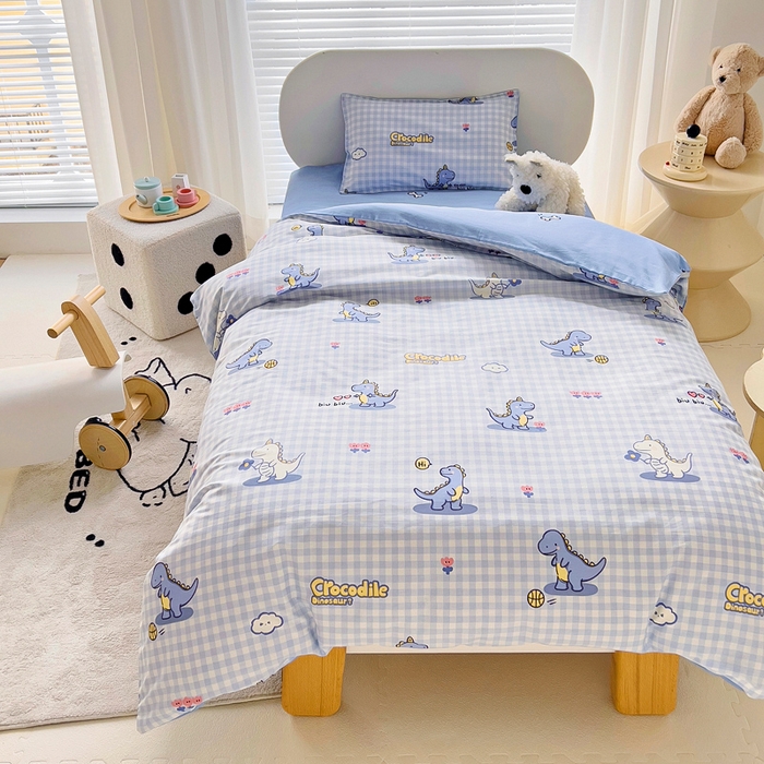 91家纺网 家纺一手货源 找家纺 鱼宝 2025新款全棉幼儿园套件 三件套—童真系列 格子恐龙