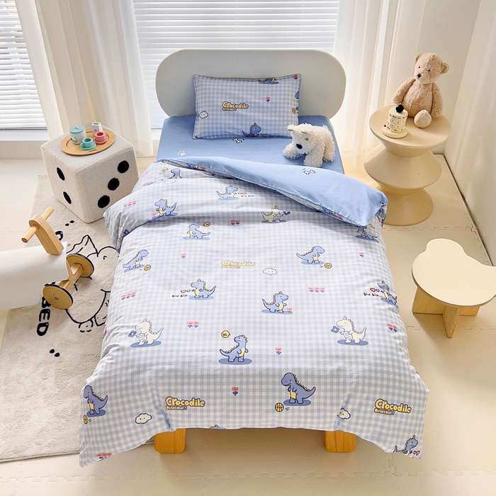 91家纺网 家纺一手货源 找家纺 鱼宝 2025新款全棉幼儿园套件 三件套—童真系列 格子恐龙