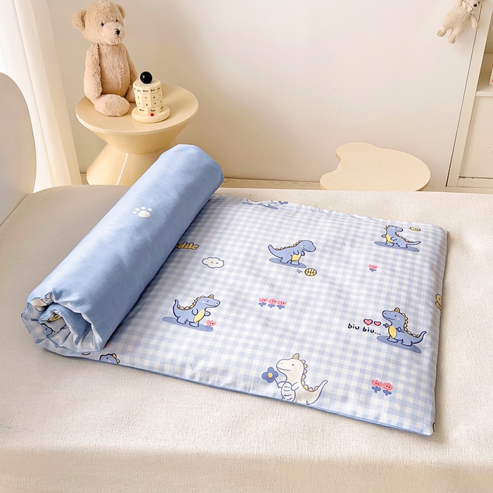 91家纺网 家纺一手货源 找家纺 鱼宝 2025新款全棉幼儿园套件 三件套—童真系列 格子恐龙