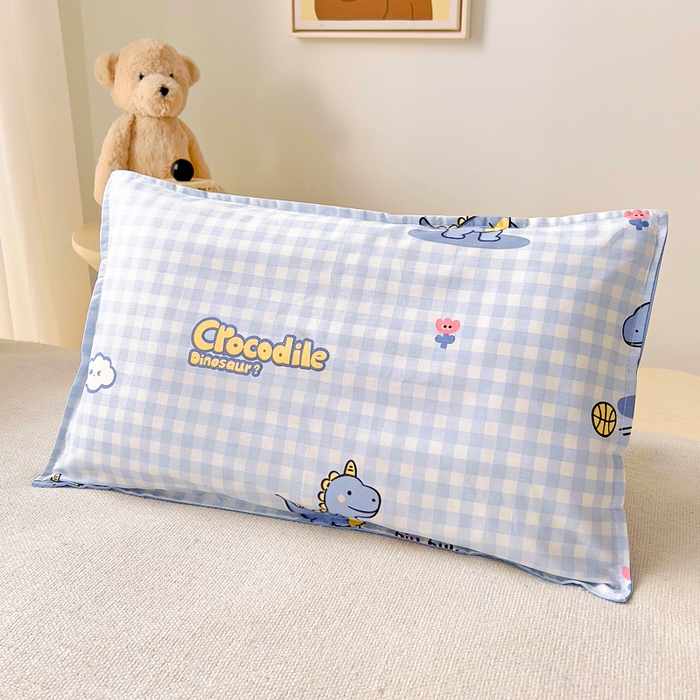 91家纺网 家纺一手货源 找家纺 鱼宝 2025新款全棉幼儿园套件 三件套—童真系列 格子恐龙