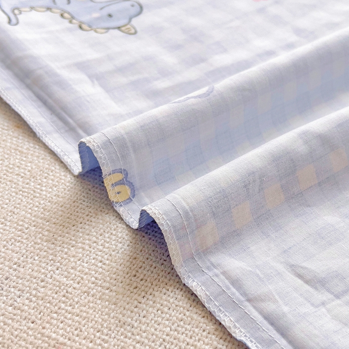 91家纺网 家纺一手货源 找家纺 鱼宝 2025新款全棉幼儿园套件 三件套—童真系列 格子恐龙