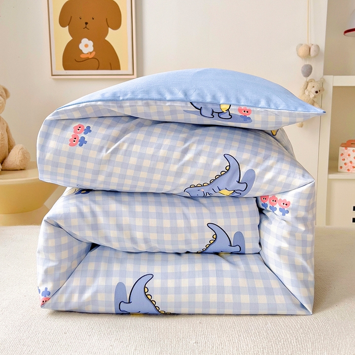 91家纺网 家纺一手货源 找家纺 鱼宝 2025新款全棉幼儿园套件 三件套—童真系列 格子恐龙