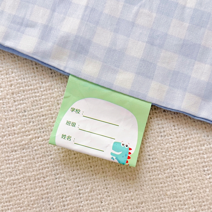 91家纺网 家纺一手货源 找家纺 鱼宝 2025新款全棉幼儿园套件 三件套—童真系列 格子恐龙