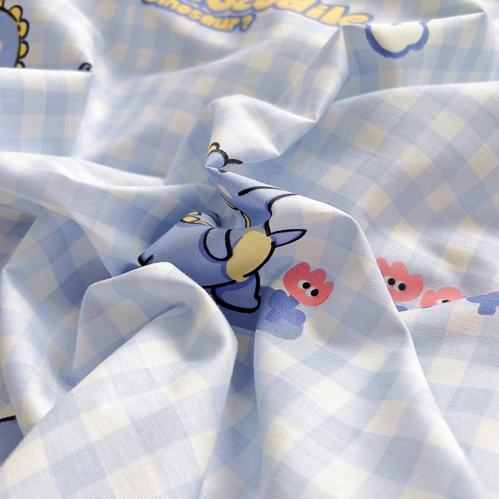 91家纺网 家纺一手货源 找家纺 鱼宝 2025新款全棉幼儿园套件 三件套—童真系列 格子恐龙