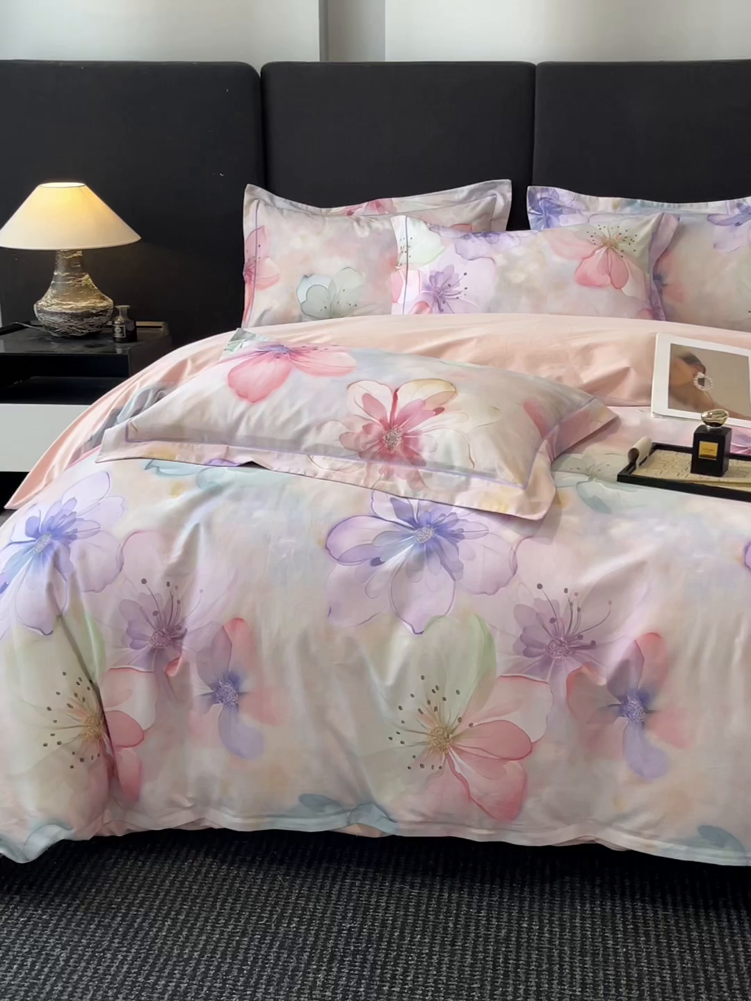 91家纺网 家纺一手货源 找家纺 格里芬 2025全棉加厚磨毛纯棉生态磨毛印花四件套 幻影-粉