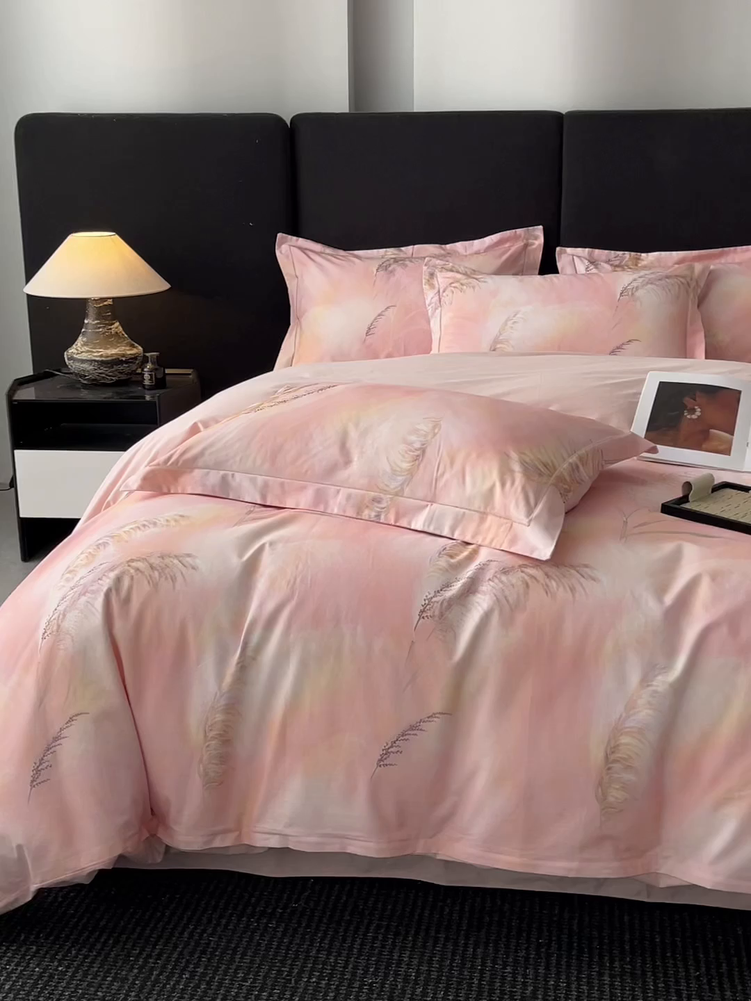 91家纺网 家纺一手货源 找家纺 格里芬 2025全棉加厚磨毛纯棉生态磨毛印花四件套 卢雪眠-粉