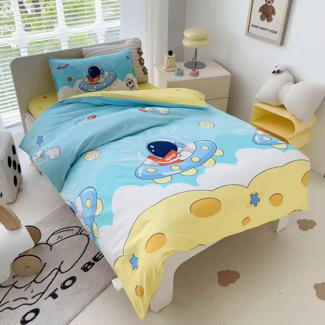 91家纺网 家纺一手货源 找家纺 鱼宝 2025新款全棉幼儿园套件 三件套—童真系列 宇宙飞船