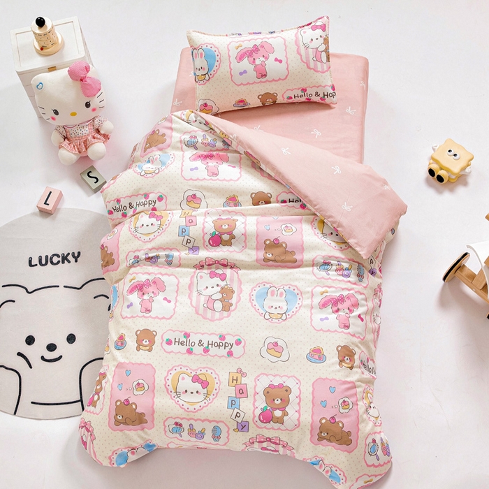 91家纺网 家纺一手货源 找家纺 鱼宝 2025新款全棉幼儿园套件 三件套—童真系列 粉粉猫