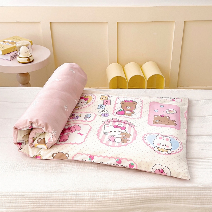 91家纺网 家纺一手货源 找家纺 鱼宝 2025新款全棉幼儿园套件 三件套—童真系列 粉粉猫