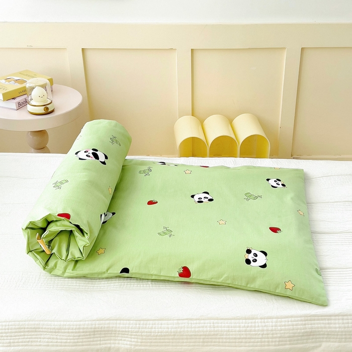 91家纺网 家纺一手货源 找家纺 鱼宝 2025新款全棉幼儿园套件 三件套—童真系列 哈喽熊猫