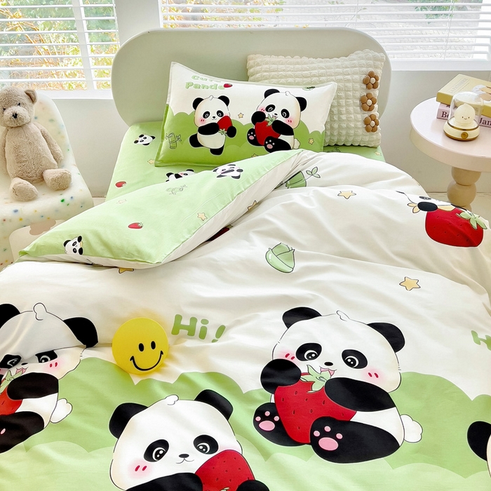 91家纺网 家纺一手货源 找家纺 鱼宝 2025新款全棉幼儿园套件 三件套—童真系列 哈喽熊猫