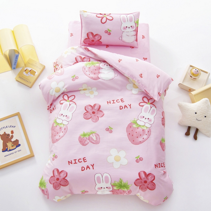 91家纺网 家纺一手货源 找家纺 鱼宝 2025新款全棉幼儿园套件 三件套—童真系列 草莓兔