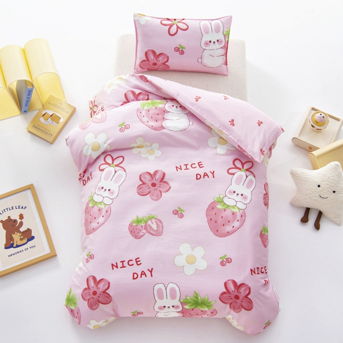 91家纺网 家纺一手货源 找家纺 鱼宝 2025新款全棉幼儿园套件 三件套—童真系列 草莓兔