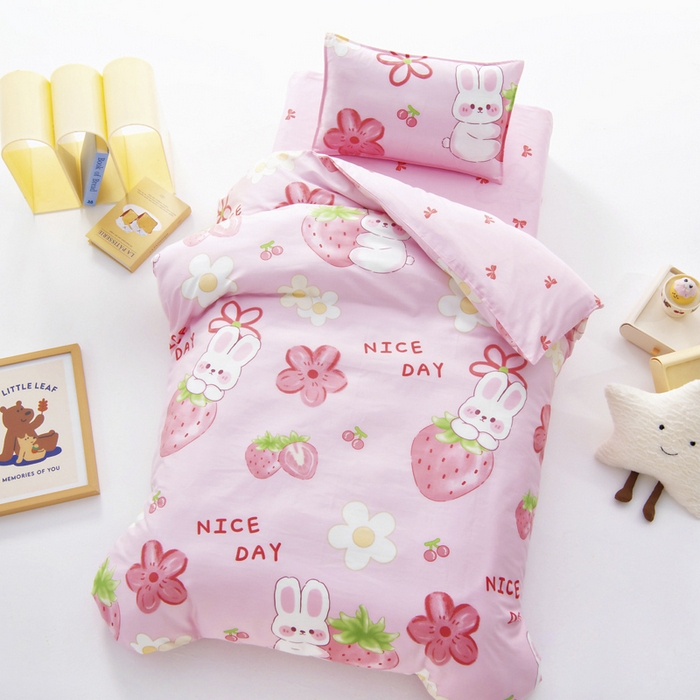 91家纺网 家纺一手货源 找家纺 鱼宝 2025新款全棉幼儿园套件 三件套—童真系列 草莓兔