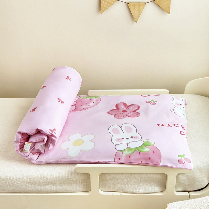 91家纺网 家纺一手货源 找家纺 鱼宝 2025新款全棉幼儿园套件 三件套—童真系列 草莓兔