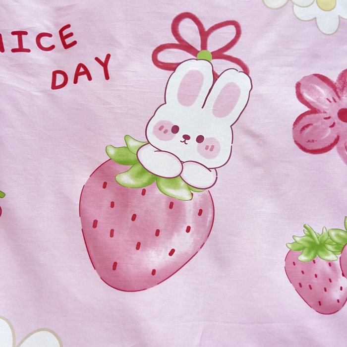 91家纺网 家纺一手货源 找家纺 鱼宝 2025新款全棉幼儿园套件 三件套—童真系列 草莓兔