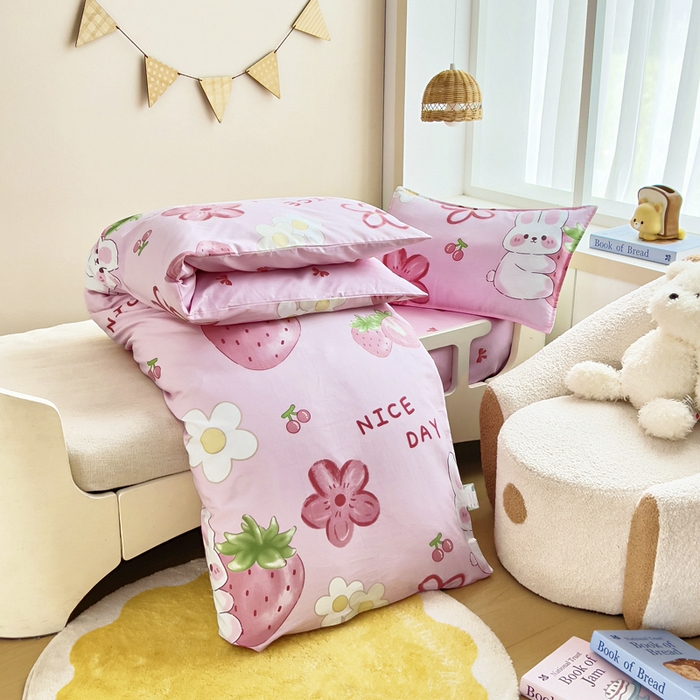 91家纺网 家纺一手货源 找家纺 鱼宝 2025新款全棉幼儿园套件 三件套—童真系列 草莓兔