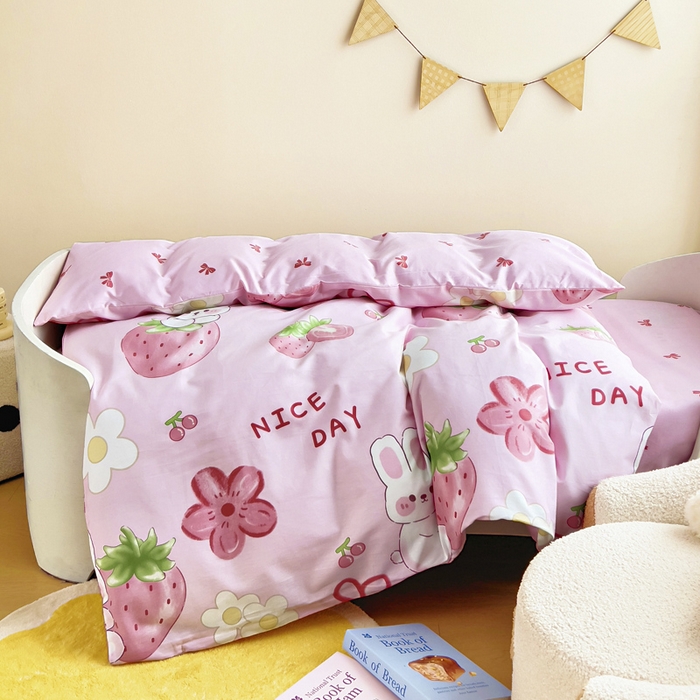 91家纺网 家纺一手货源 找家纺 鱼宝 2025新款全棉幼儿园套件 三件套—童真系列 草莓兔