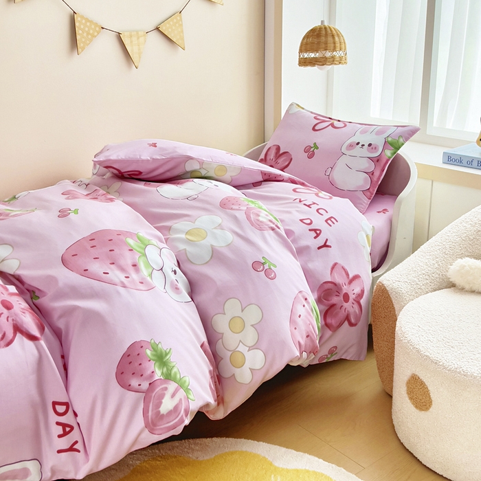 91家纺网 家纺一手货源 找家纺 鱼宝 2025新款全棉幼儿园套件 三件套—童真系列 草莓兔