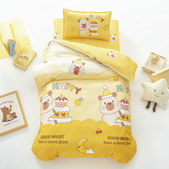 91家纺网 家纺一手货源 找家纺 鱼宝 2025新款全棉幼儿园套件 三件套—童真系列 蛋糕卡卡