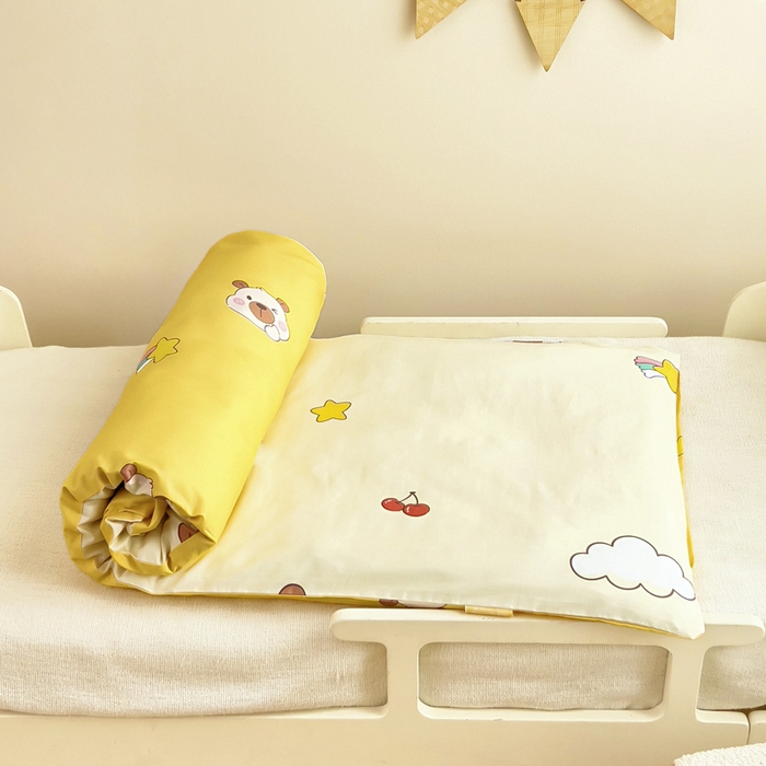 91家纺网 家纺一手货源 找家纺 鱼宝 2025新款全棉幼儿园套件 三件套—童真系列 蛋糕卡卡